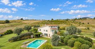 Villa med pool och panoramautsikt vid gränsen mellan Lazio och Toscana