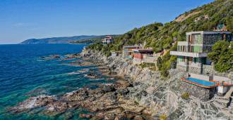 Prestigefylld villa med pool vid kusten i Castiglioncello till salu