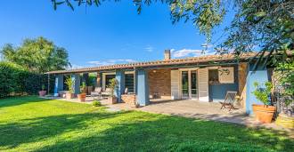 Till salu tomt med villa och pool vid havet i Pescia Romana