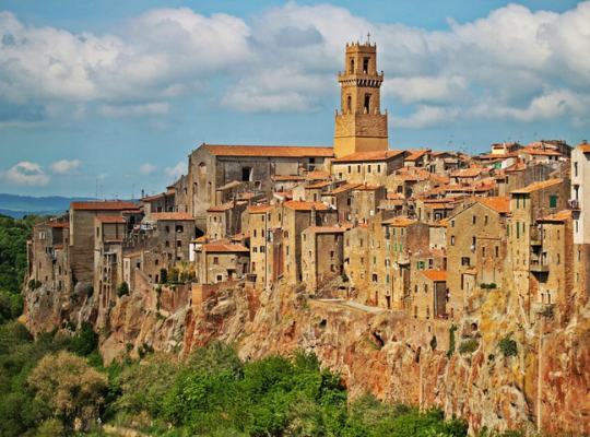 Pitigliano - en himmelsk italiensk spökstad i södra Toscana 2021