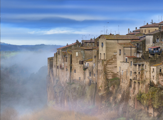 Pitigliano stad av naturliga klippor och grottor